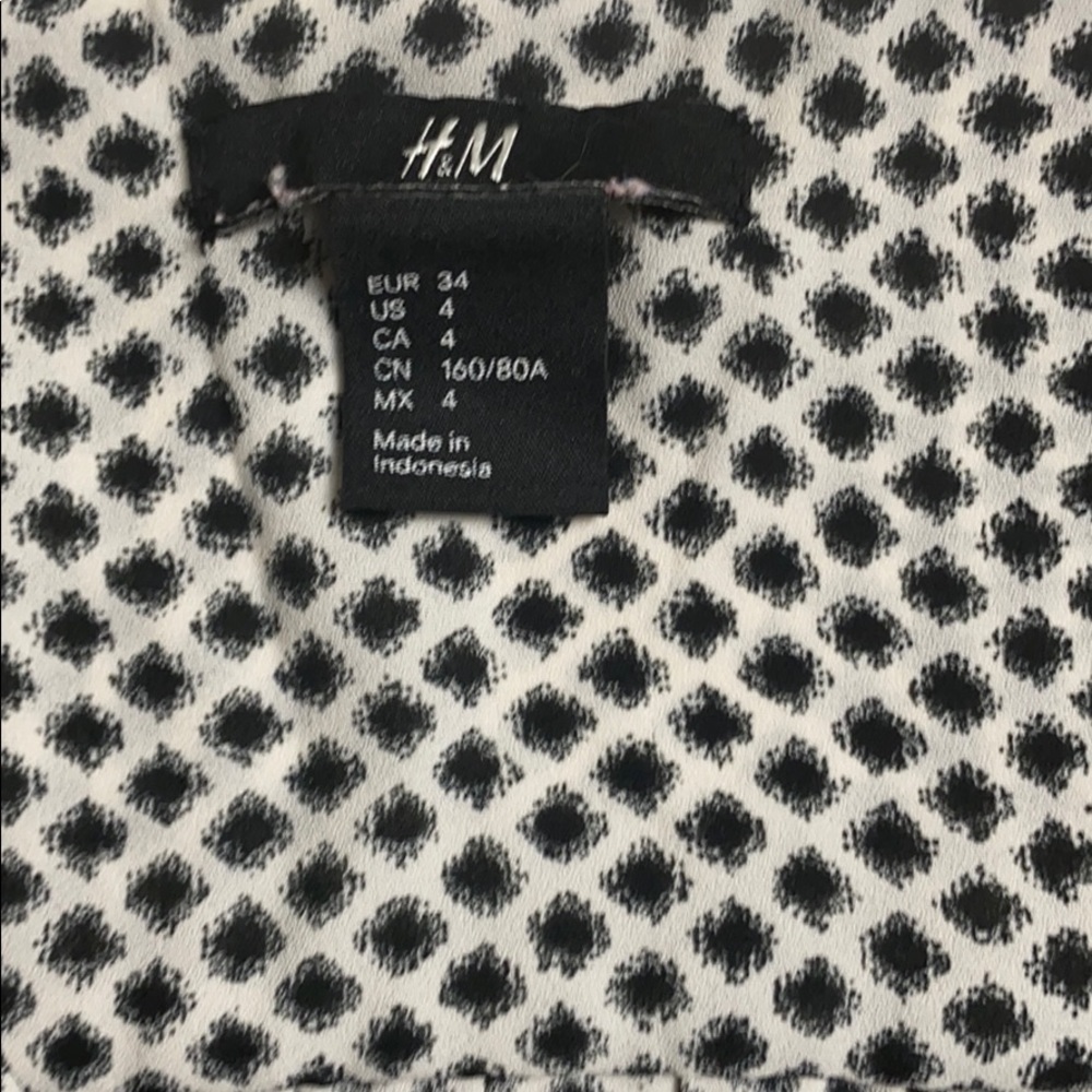 H&M b/w dot pattern poly button down blouse - Picture 2 of 7